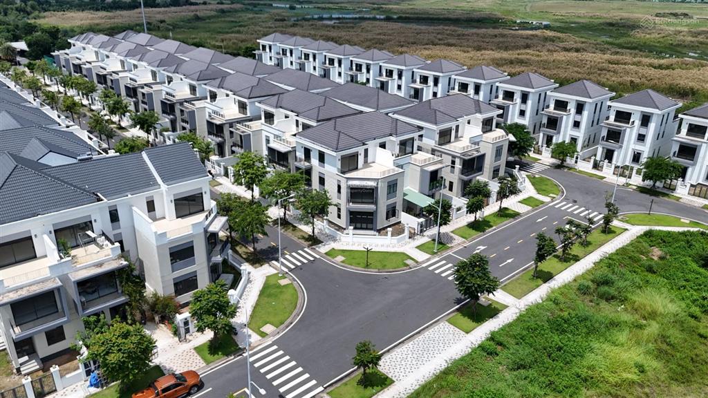 Nhà phố 8x20m giá bán 8,6 tỷ toàn giá, nhận nhà ngay, đường 14m, hướng đông bắc, gần clubhouse
