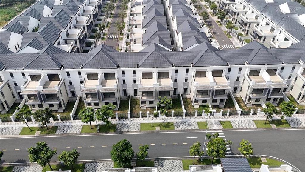 Nhà phố 8x20m giá bán 8,6 tỷ toàn giá, nhận nhà ngay, đường 14m, hướng đông bắc, gần clubhouse