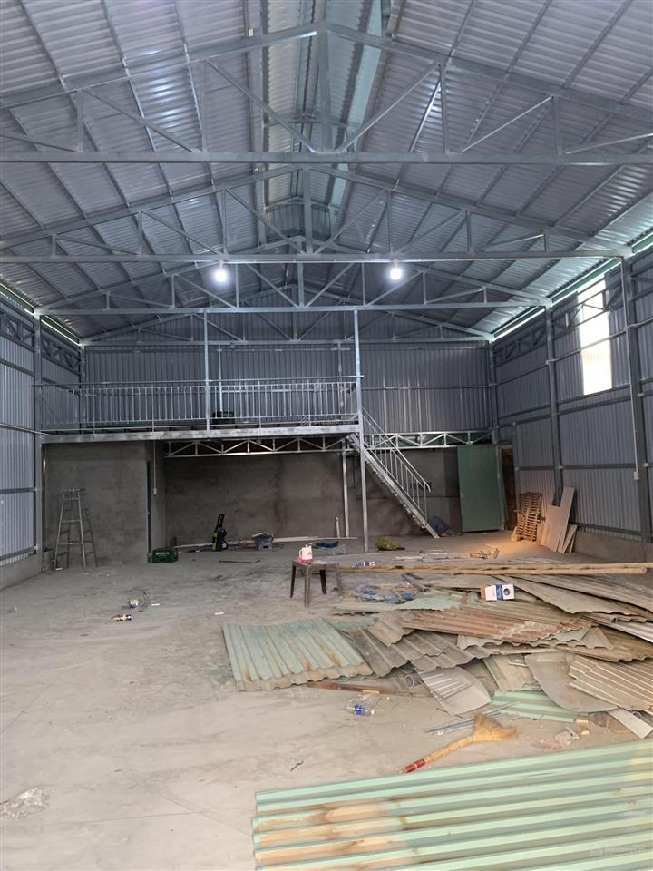Cho thuê kho xưởng, nhà dựng mới 180m2 ngang 10m, xe tải vào tận nơi.  ngân 0329 112 *** chính chủ