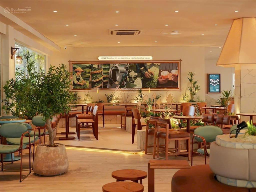 Mặt phố trần quốc hoàn 100m2x3 tầng, mặt tiền 8m, giá 130 triệu/ tháng.  0342 567 ***