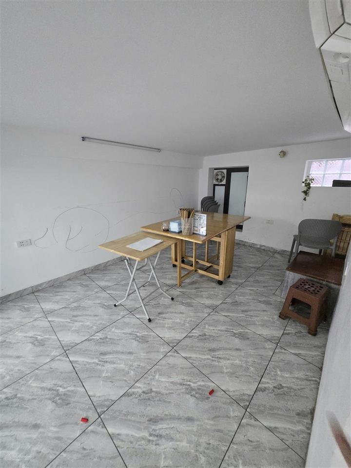 Cho thuê cửa hàng mặt phố 11 lò đúc 50m2, mặt tiền 3m, giá thuê 20 triệu/tháng.  0342 567 ***