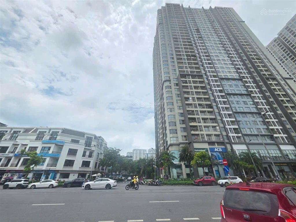 Ngay ngã tư vạn phúc 400m2 xây dựng 3 tầng, mặt tiền 35m, giá thuê 300 triệu/tháng.