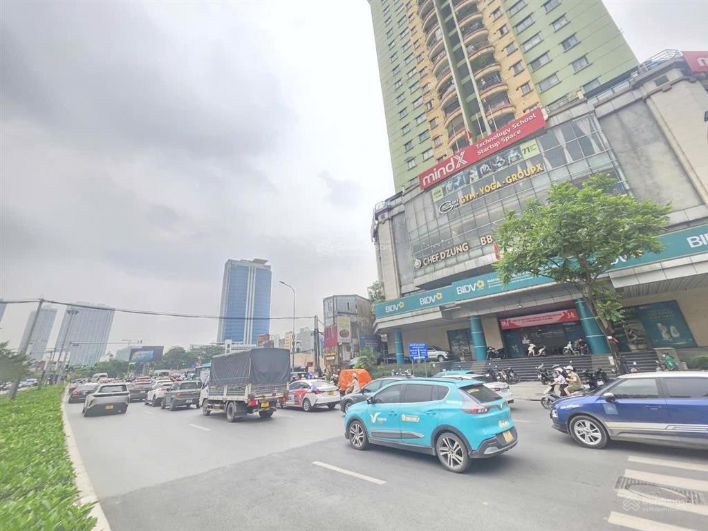Tầng 1 tòa nhà mặt phố 71 nguyễn chí thanh 800m2, mặt tiền 50m, giá thuê 500 triệu/tháng.