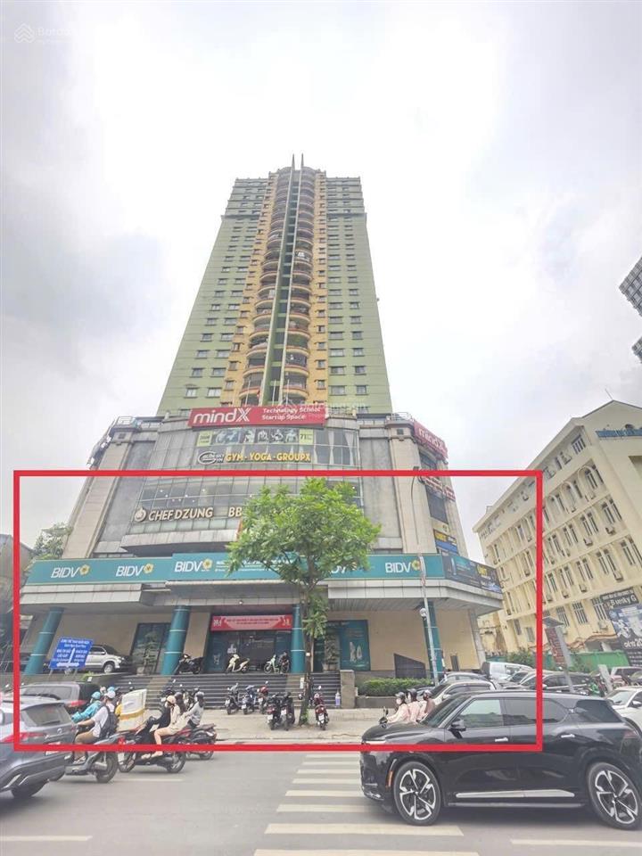 Tầng 1 tòa nhà mặt phố 71 nguyễn chí thanh 800m2, mặt tiền 50m, giá thuê 500 triệu/tháng.