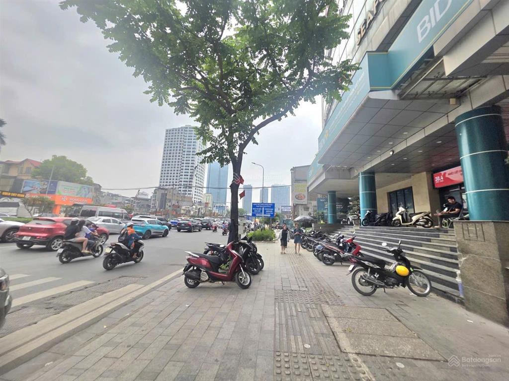 Tầng 1 tòa nhà mặt phố 71 nguyễn chí thanh 800m2, mặt tiền 50m, giá thuê 500 triệu/tháng.