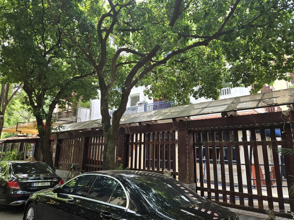 Cho thuê nhà mặt phố trung hòa 400m2, xây dựng 260m2, còn lại là sân vườn, mặt tiền 17m, giá 150tr.
