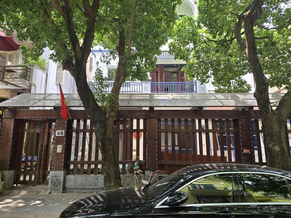 Cho thuê nhà mặt phố trung hòa 400m2, xây dựng 260m2, còn lại là sân vườn, mặt tiền 17m, giá 150tr.