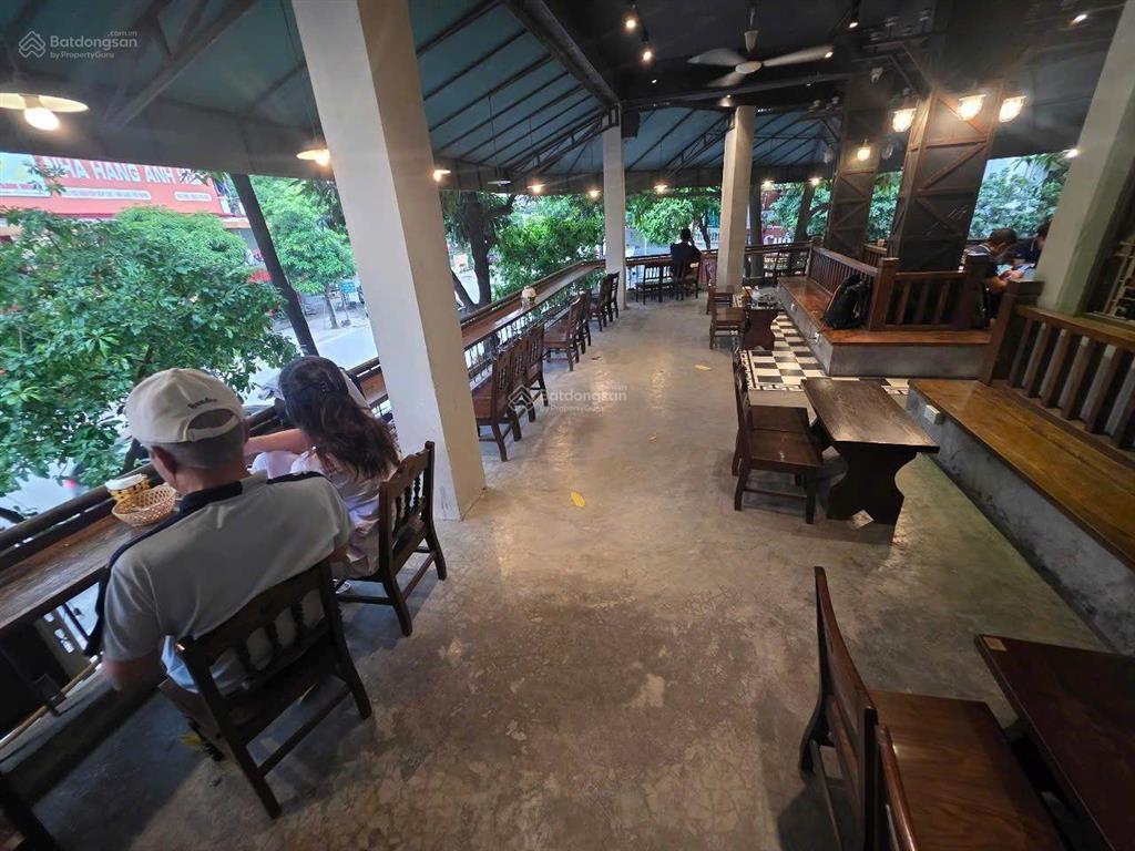 Cho thuê nhà mặt phố trung hòa 400m2, xây dựng 260m2, còn lại là sân vườn, mặt tiền 17m, giá 150tr.