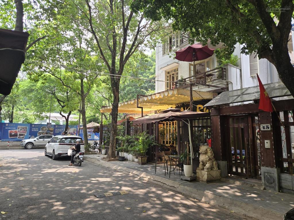 Cho thuê nhà mặt phố trung hòa 400m2, xây dựng 260m2, còn lại là sân vườn, mặt tiền 17m, giá 150tr.