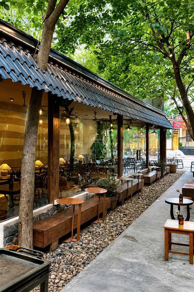 Biệt thự sân vườn bán đảo linh đàm 300m2 x 2 tầng, mặt tiền 12,5m, giá 120 triệu/tháng.