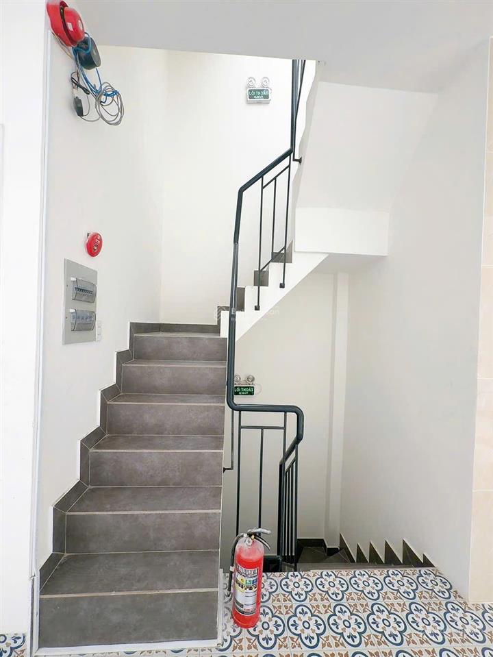 Bán tòa chdv quận 12 đường thông 10m  4 tầng + hầm (13 phòng full nội thất) khoán 34tr/th 10,5 tỷ