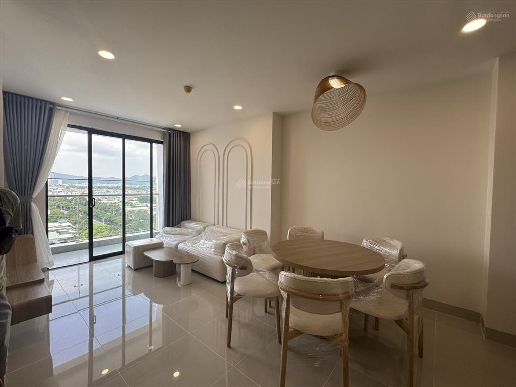 Cần bán gấp căn 3 phòng ngủ view trực diện hồ bơi , rộng 93m2 đã trang bị đầy đủ nội thất giá 5ty3