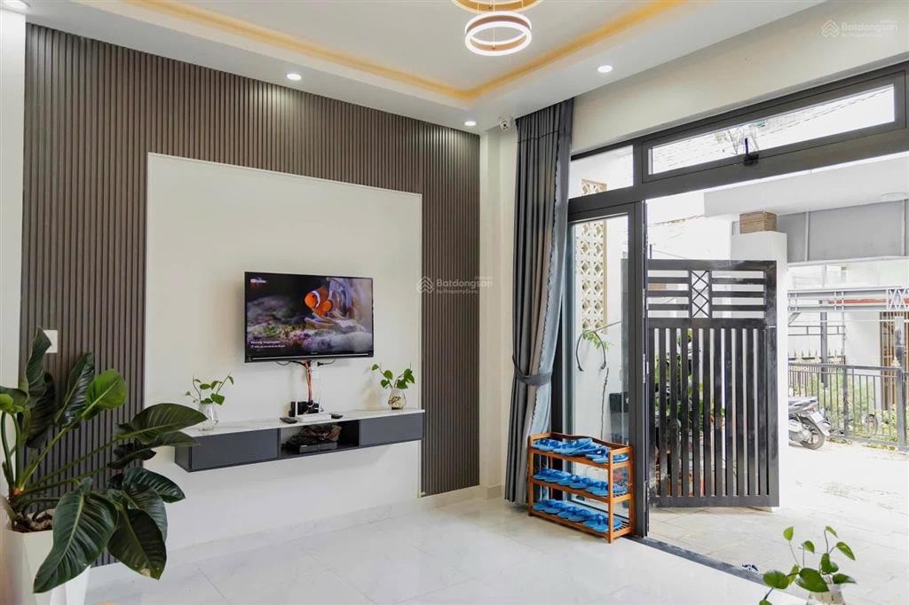 Nhà mới, vị trí ngay chợ ngô quyền, gần trung tâm, đi lại thuận tiện.
hiện đang kinh doanh homes