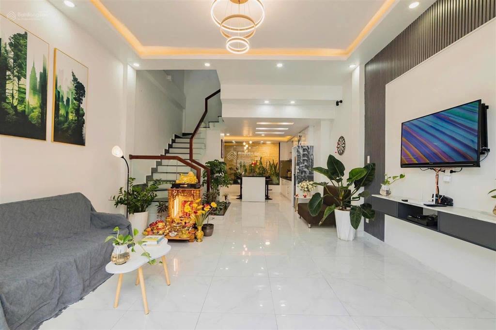 Nhà mới, vị trí ngay chợ ngô quyền, gần trung tâm, đi lại thuận tiện.
hiện đang kinh doanh homes