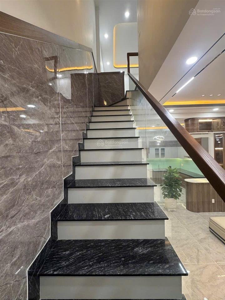 Cần bán nhà 2 tỷ 860 triệu mỹ hạnh giáp hóc môn, 5 x 22, thổ cư , sổ riêng , hoàn công 0931 288 ***
