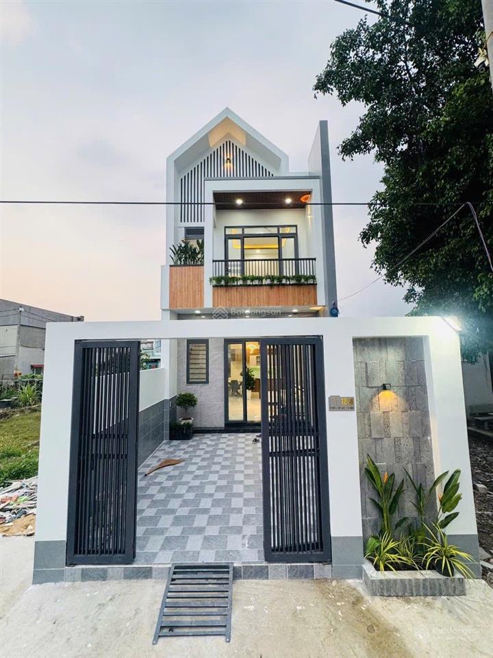 Cần bán nhà 2 tỷ 860 triệu mỹ hạnh giáp hóc môn, 5 x 22, thổ cư , sổ riêng , hoàn công 0931 288 ***