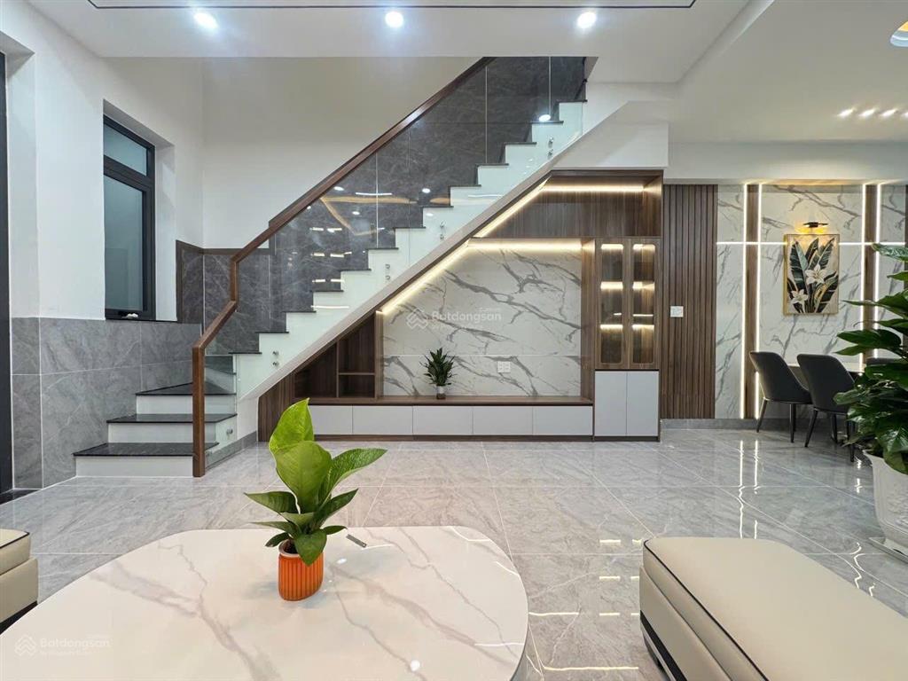Cần bán nhà 2 tỷ 860 triệu mỹ hạnh giáp hóc môn, 5 x 22, thổ cư , sổ riêng , hoàn công 0931 288 ***