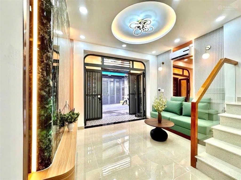 Chỉ nhỉnh 5 tỷ hẻm xe hơi thông ngay ngã tư hàng xanh, bình thạnh. dt 32 m2