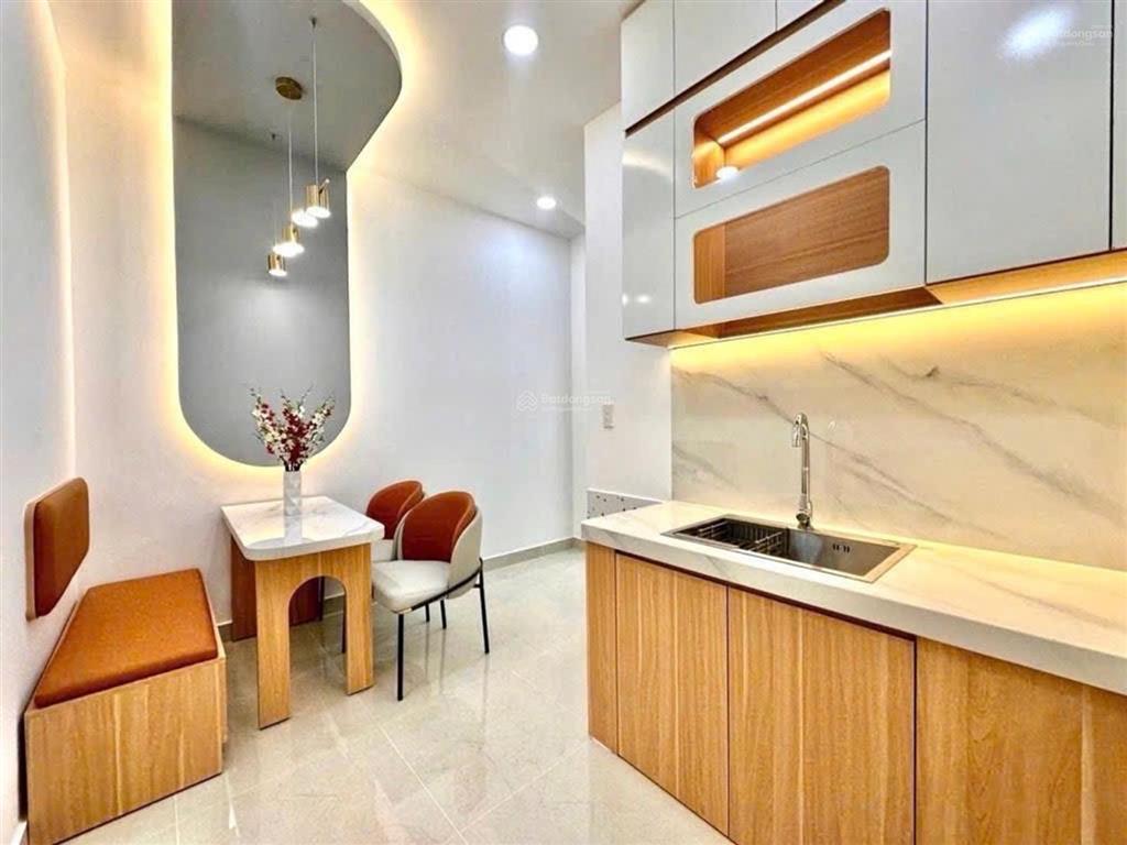 Chỉ nhỉnh 5 tỷ hẻm xe hơi thông ngay ngã tư hàng xanh, bình thạnh. dt 32 m2