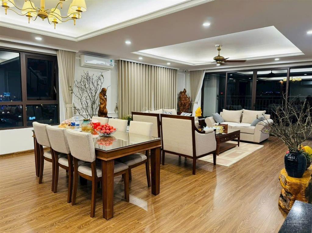 Tôi cần bán căn 3pn 120m2 3pn tòa vinata, sổ lâu dài, giá 10 tỷ,  0936 242 ***