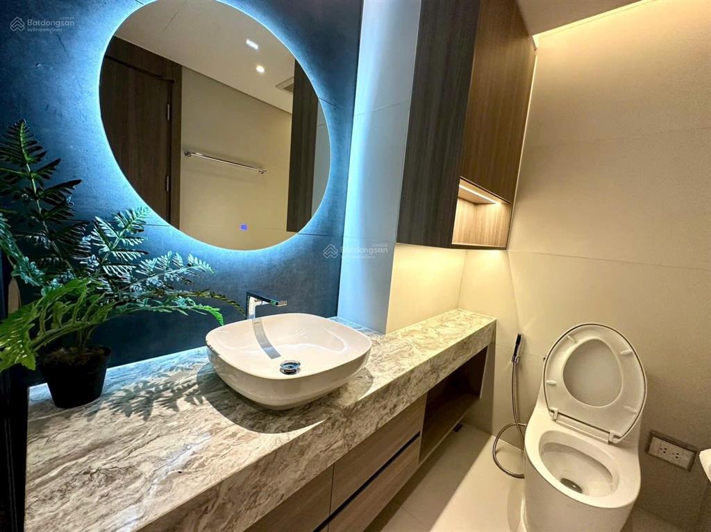 Tôi cần bán căn 3pn góc tòa time tower 128m2, sổ đỏ, slot xe. giá 10 tỷ.  0936 242 ***