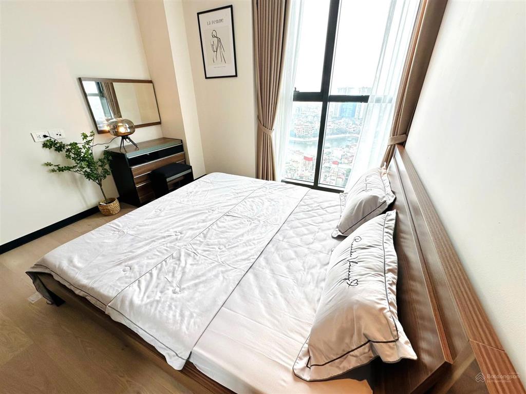 Gia đình cần bán căn góc 2pn 134m2 tòa hoàng thành, giá 27tỷ.  0936 242 ***