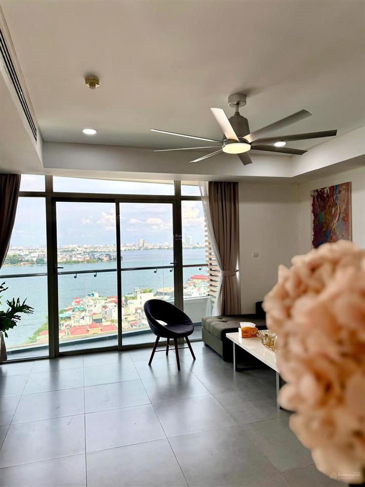 Vợ chồng tôi cần bán căn góc 3pn 135m² tòa watermark tây hồ, view hồ, giá 16 tỷ.  0936 242 ***