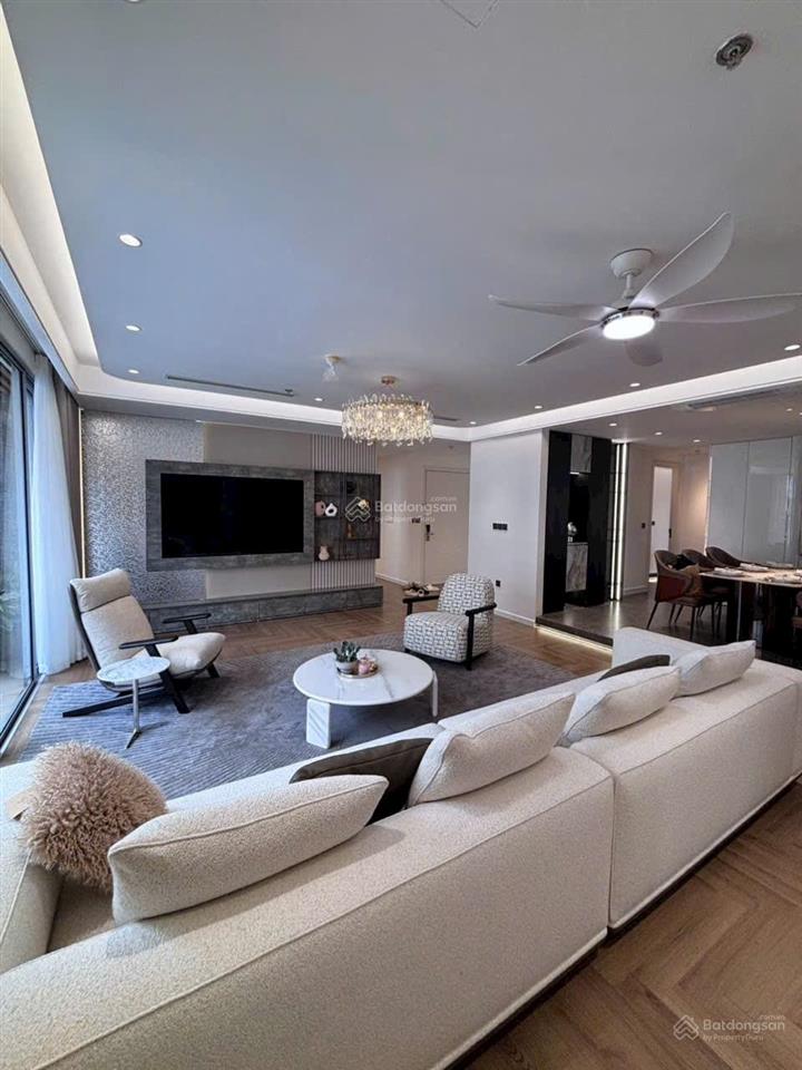 Gia đình cần bán căn 4pn 180m2 tòa lancaster, căn góc view hồ, giá 24 tỷ.  0936 242 ***