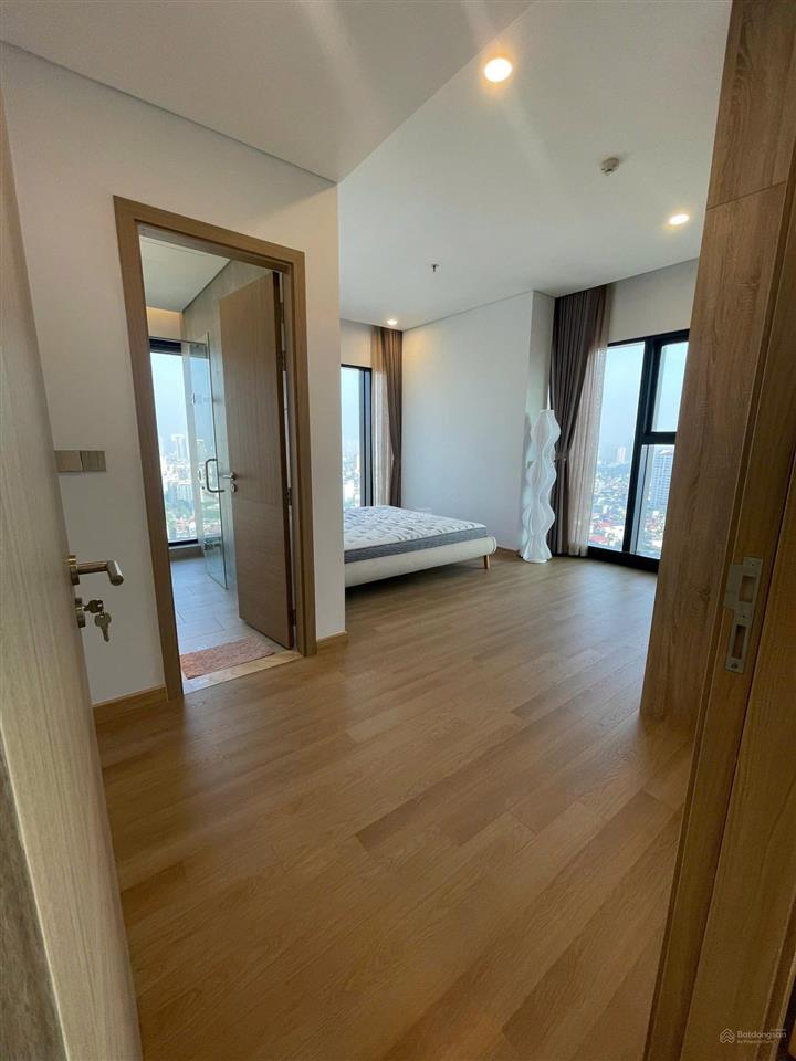 Gia đình cần bán căn 3pn 136m2 góc tòa sky park, sổ lâu dài, giá bán 12 tỷ.  0936 242 ***