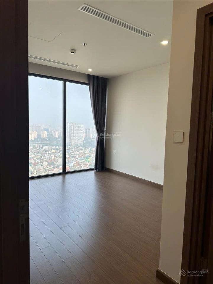 Gia đình cần bán căn 3pn 136m2 góc tòa sky park, sổ lâu dài, giá bán 12 tỷ.  0936 242 ***