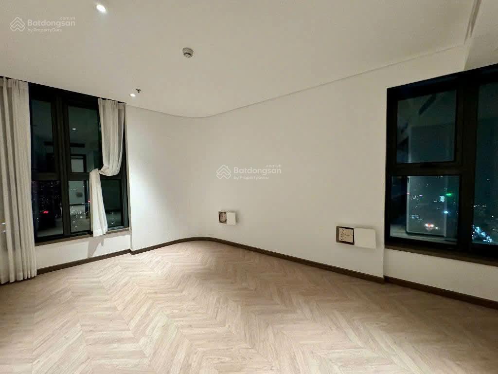 Gia đình cần bán căn 2pn góc 135m vincom ,sổ đỏ,giá 26 tỷ. 093623001