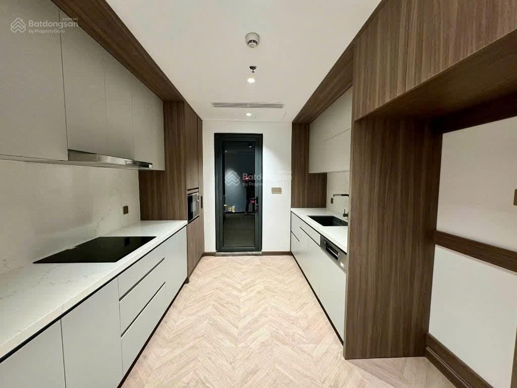 Gia đình cần bán căn 2pn góc 135m vincom ,sổ đỏ,giá 26 tỷ. 093623001