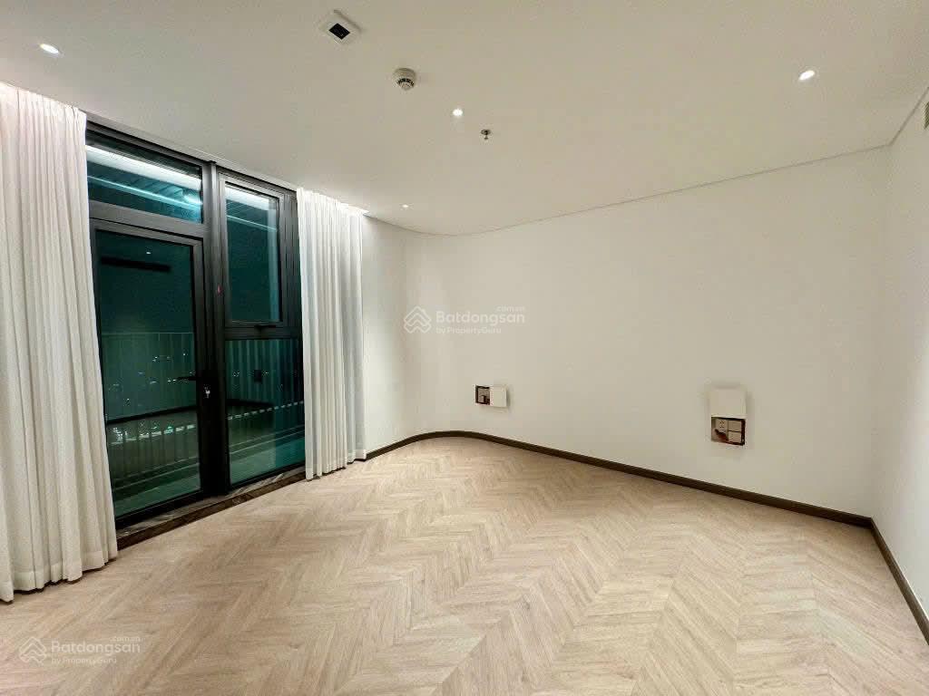 Gia đình cần bán căn 2pn góc 135m vincom ,sổ đỏ,giá 26 tỷ. 093623001