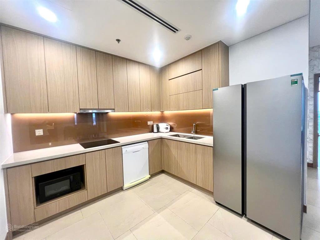 Gia đình cần bán căn 3pn góc, view đẹp tòa mandarin ,dt 178m ,giá 20 tỷ. 0936 242 ***