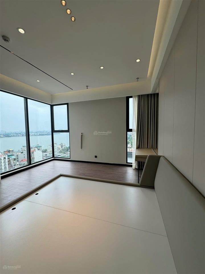 Gia đình có nhu cầu bán căn water mark 145m 3pn, view hồ giá 22 tỷ.  0936 242 ***