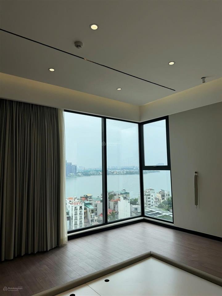 Gia đình có nhu cầu bán căn water mark 145m 3pn, view hồ giá 22 tỷ.  0936 242 ***