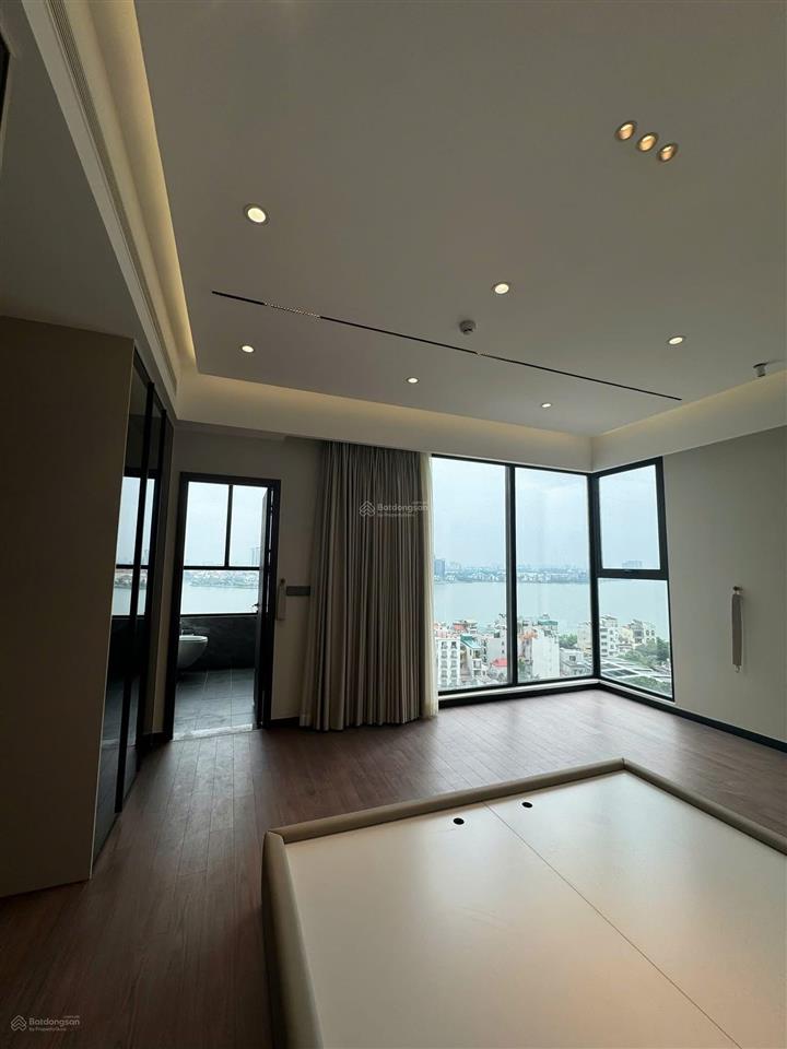 Gia đình có nhu cầu bán căn water mark 145m 3pn, view hồ giá 22 tỷ.  0936 242 ***