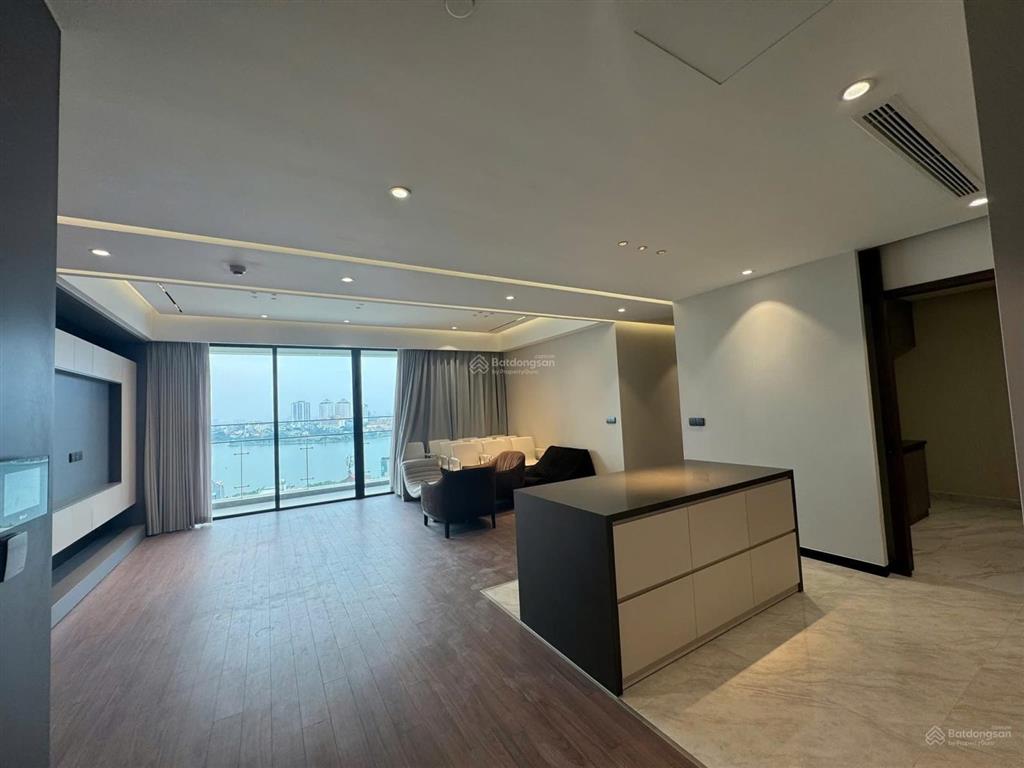 Gia đình có nhu cầu bán căn water mark 145m 3pn, view hồ giá 22 tỷ.  0936 242 ***