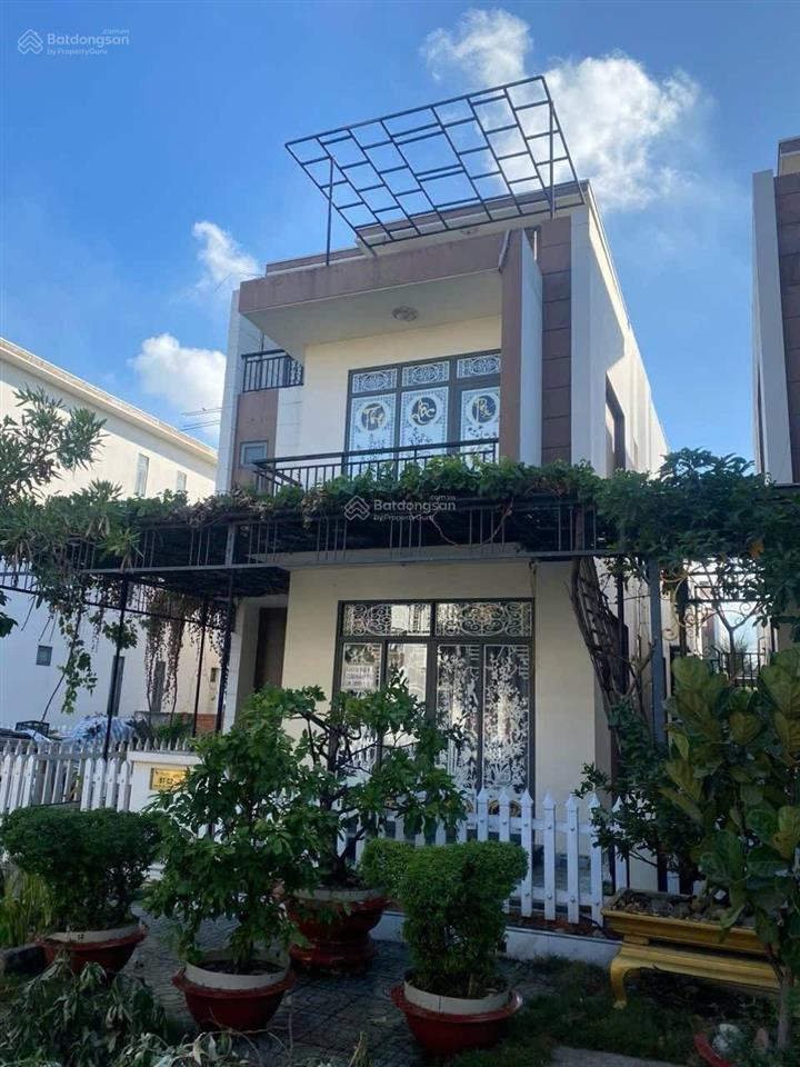 Bán gấp biệt thự trần anh,view sông đã hoàn hiện,112m2.giá 3tỷ8. sổ hoàn công, trung tâm bến lức.