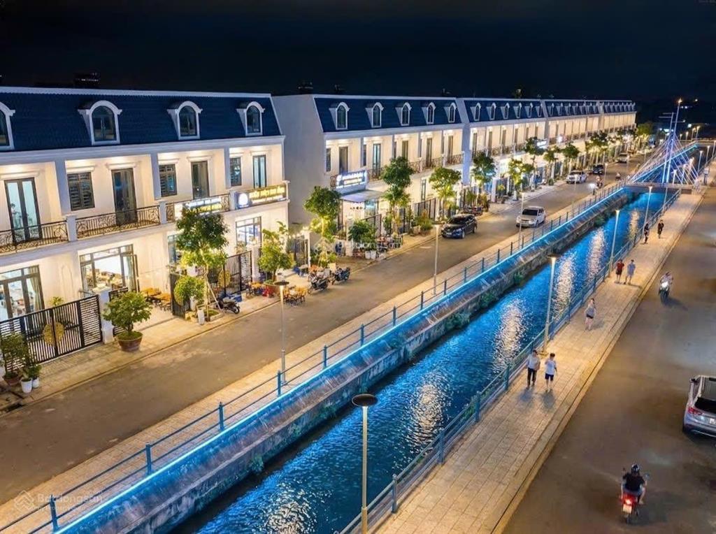 Bán nhà 3 tầng hoàn thiện thô, sổ sẵn cổng kcn, giá chỉ 1.9 tỷ ngân hàng hỗ trợ 70% cho thuê tốt