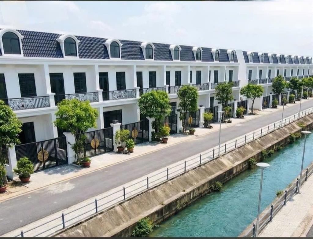 Bán nhà 3 tầng hoàn thiện thô, sổ sẵn cổng kcn, giá chỉ 1.9 tỷ ngân hàng hỗ trợ 70% cho thuê tốt
