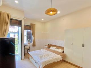 Phòng full nội thất, ban công, cửa sổ lớn  gần hàng xanh giáp q1