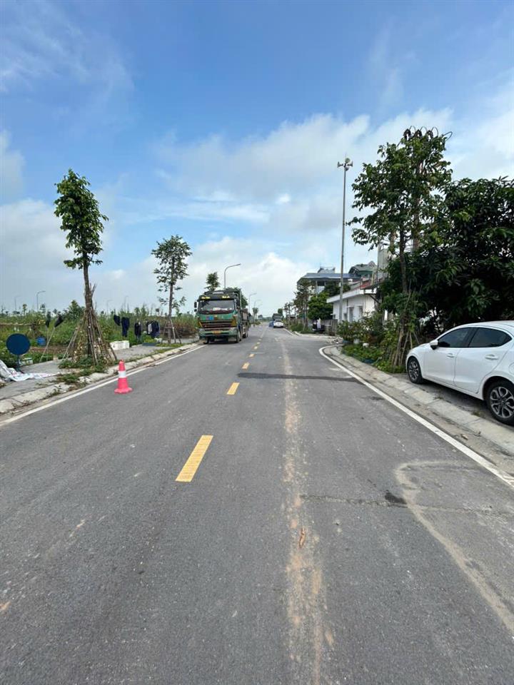 Chính chủ cần tiền bán gấp lô đất đẹp lô góc tại trung hậu, quang minh 80m2 mt 5m
