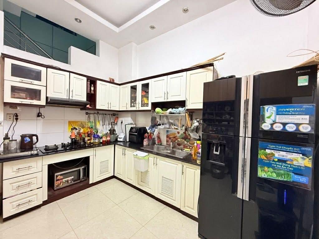 Vị trí: P4 Tân Bình, khu vực sầm uất, giao thương cực tốt.