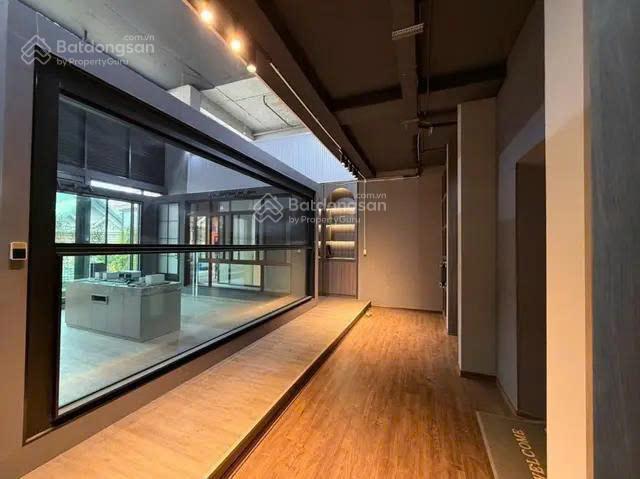 Hiếm nhà lạc long quân 300m2 x 8t + 1 hầm kinh doanh, ô tô tránh, 2 thang máy, view hồ