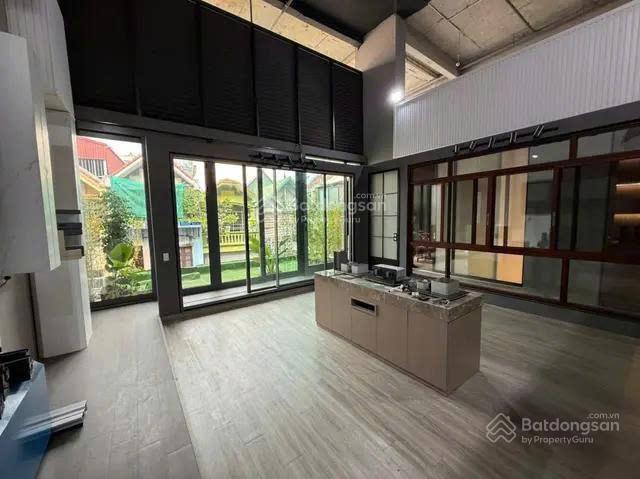 Hiếm nhà lạc long quân 300m2 x 8t + 1 hầm kinh doanh, ô tô tránh, 2 thang máy, view hồ