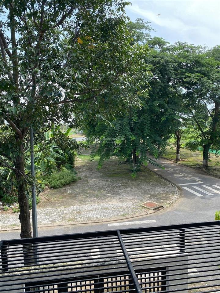Biệt thự góc 2 mặt tiền sang trọng, đã hoàn thiện cao cấp năm 2023