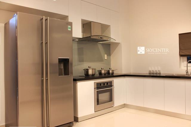 Cho thuê căn hộ chung cư sky center, dt 130 m2, 3pn, 3wc có nội thất, giá 24tr/th ở liền