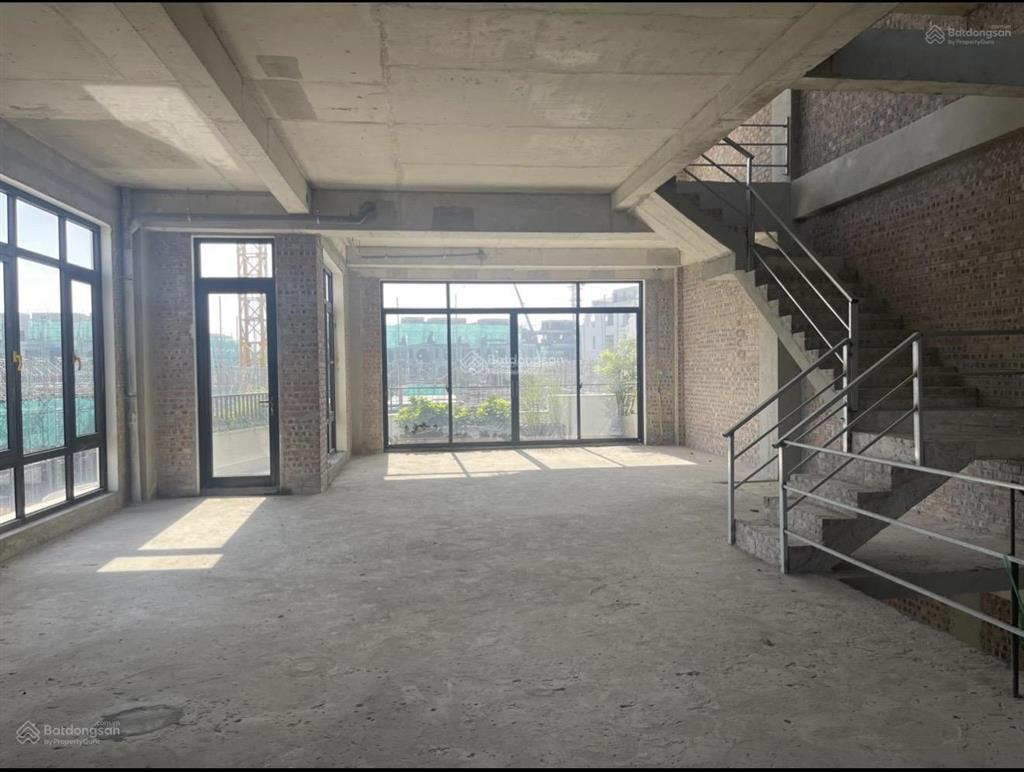 Shophouse 90m² kinh doanh dòng tiền nằm trên trục đường thông, đã có sổ đỏ
