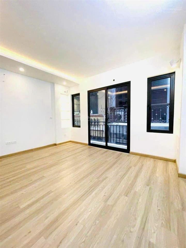 Bán nhà lạc long quân 40m  5 tầng  6pn chỉ 35 bước ra hồ tây